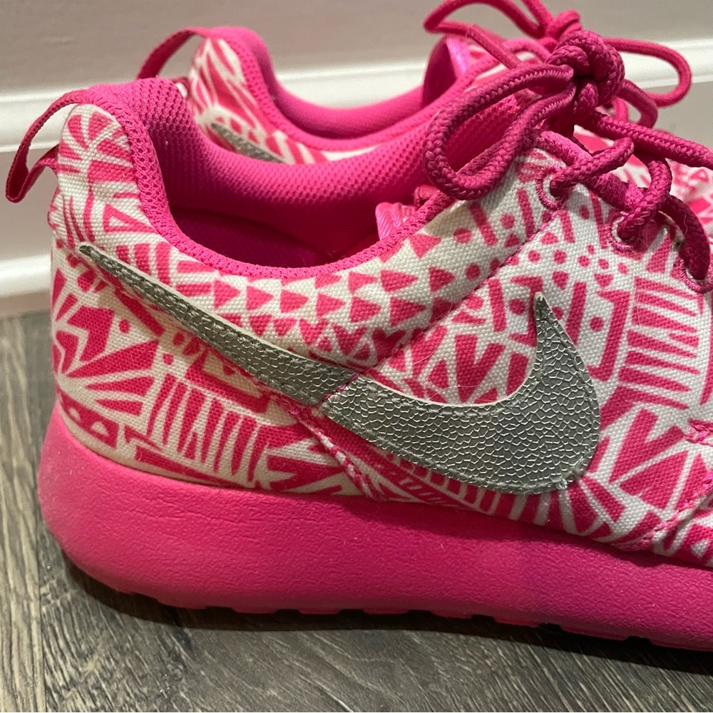 Nike Girl’s Roshe Aztec Pink Pattern Tennis Shoes - Picture 6 of 6